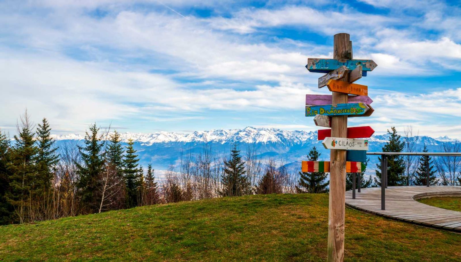 Ce village à 15 km de Grenoble domine la vallée du Drac avec un panorama à 360° sur les Alpes