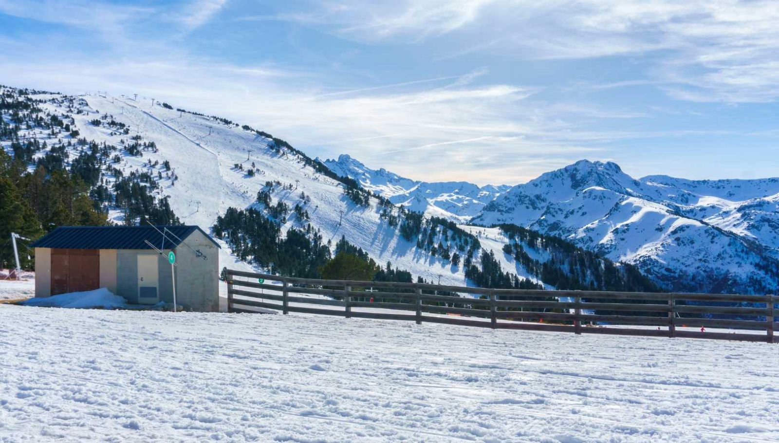 Cette station pyrénéenne concilie 60 sources thermales et 3 domaines skiables