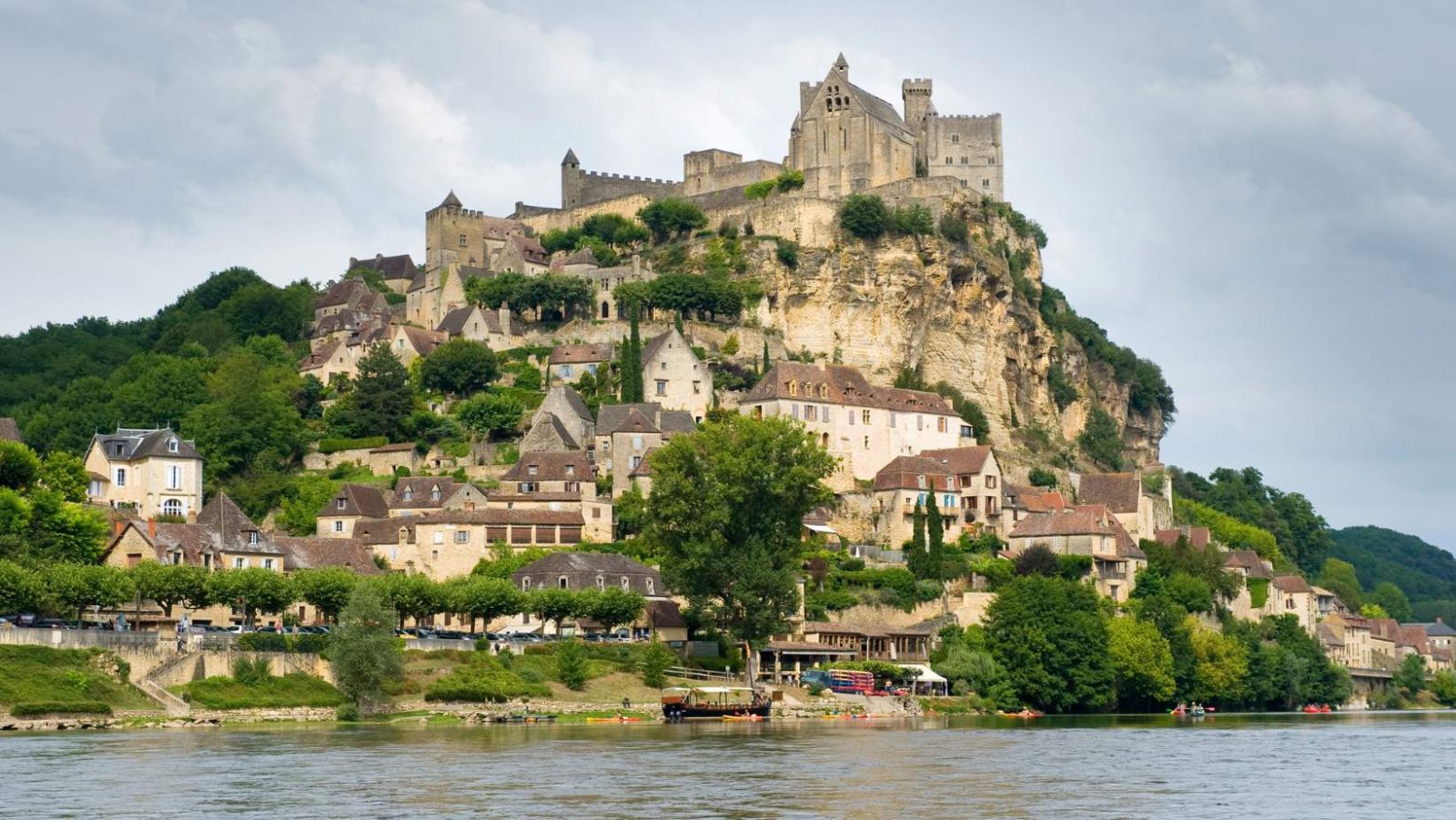 546 habitants, 1 château millénaire et 2m d'épaisseur de murs : bienvenue à Beynac-et-Cazenac