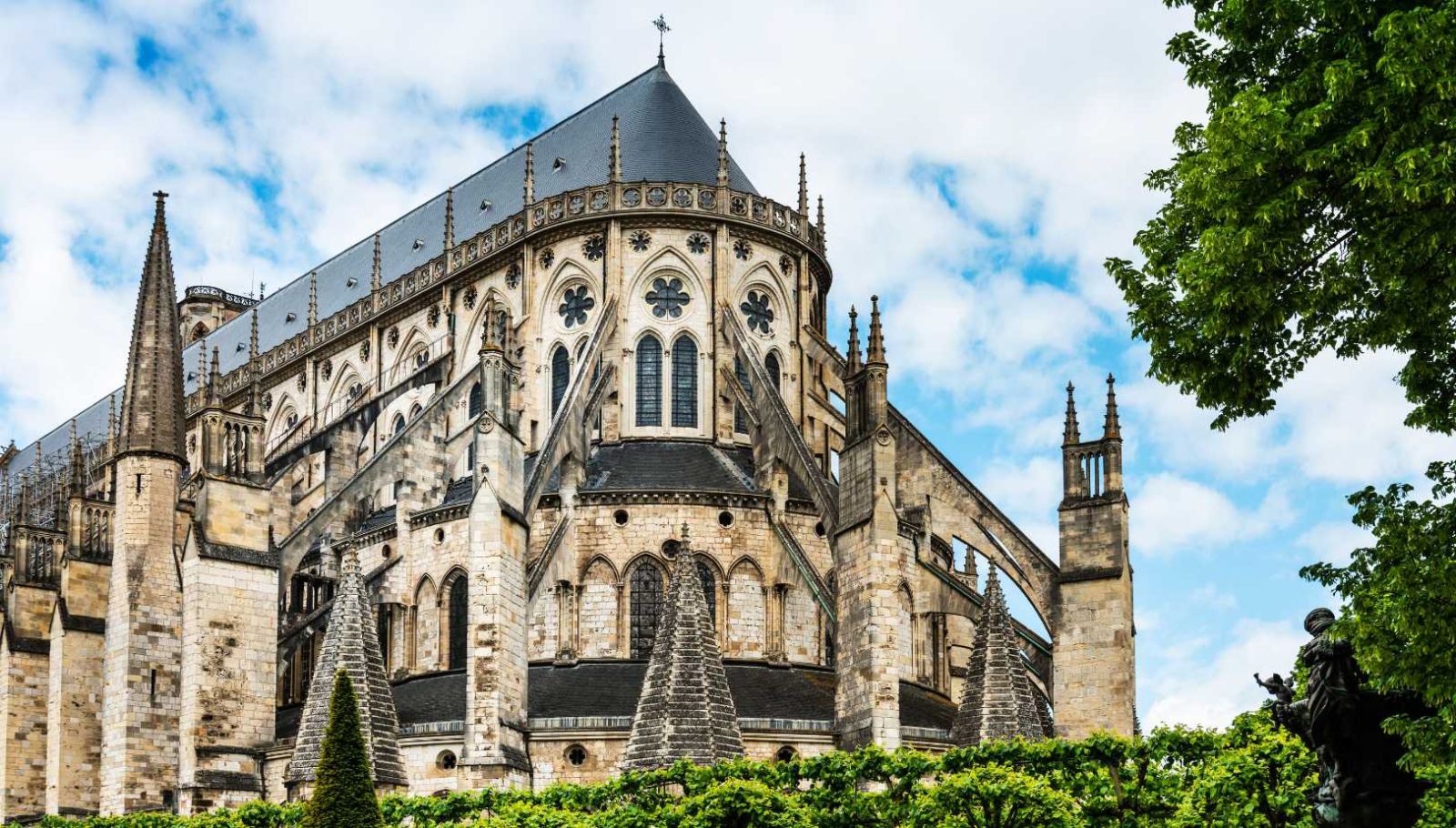 Cette cathédrale gothique attire 600 000 visiteurs annuels, soit 10 fois la population locale !