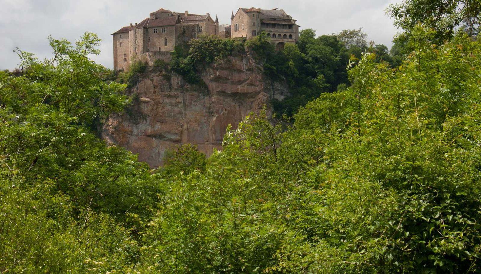 Ce village abrite 2 châteaux et des vestiges néandertaliens vieux de 176 500 ans