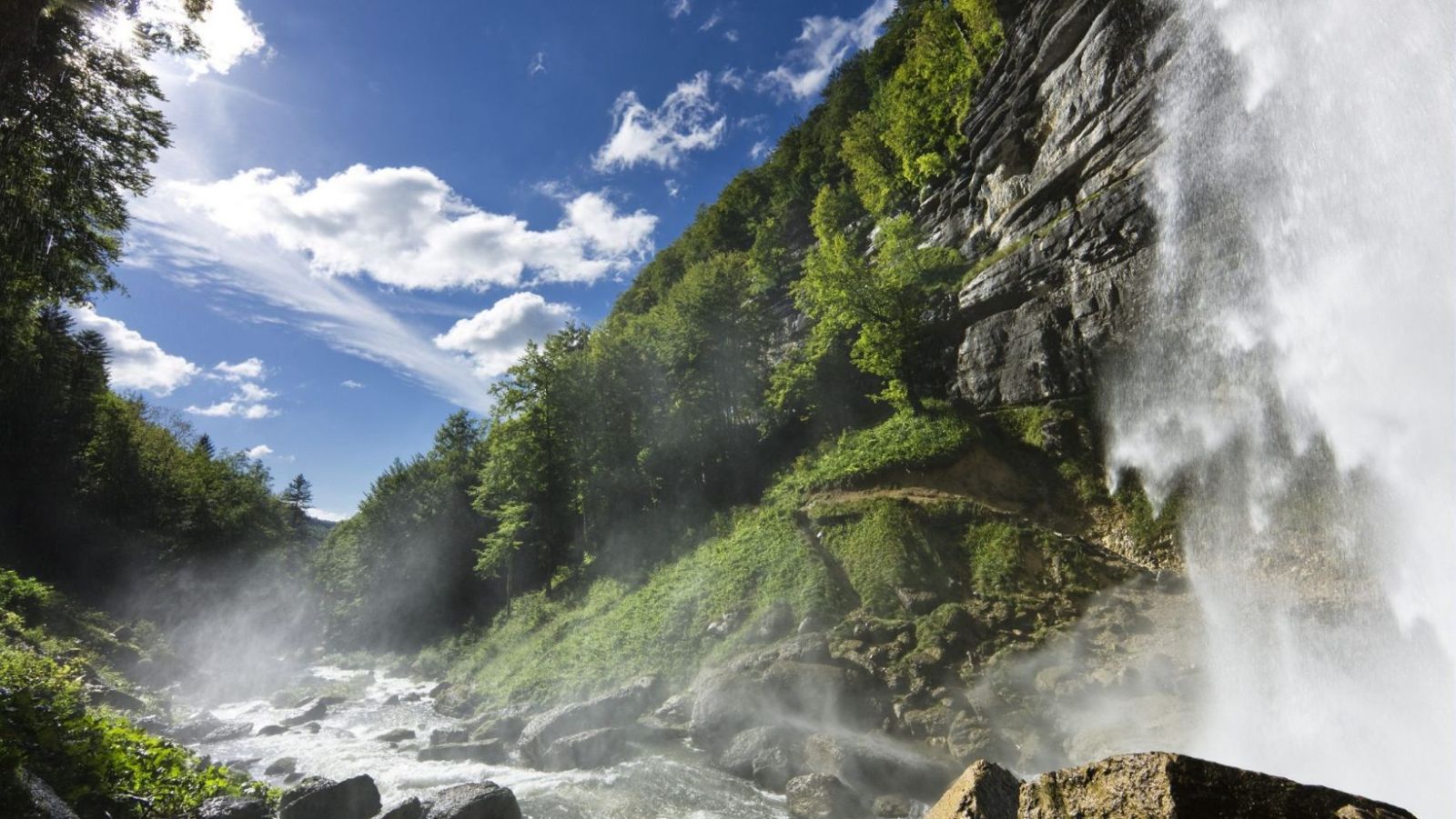 100 000 visiteurs séduits chaque année par la beauté sauvage cette cascade