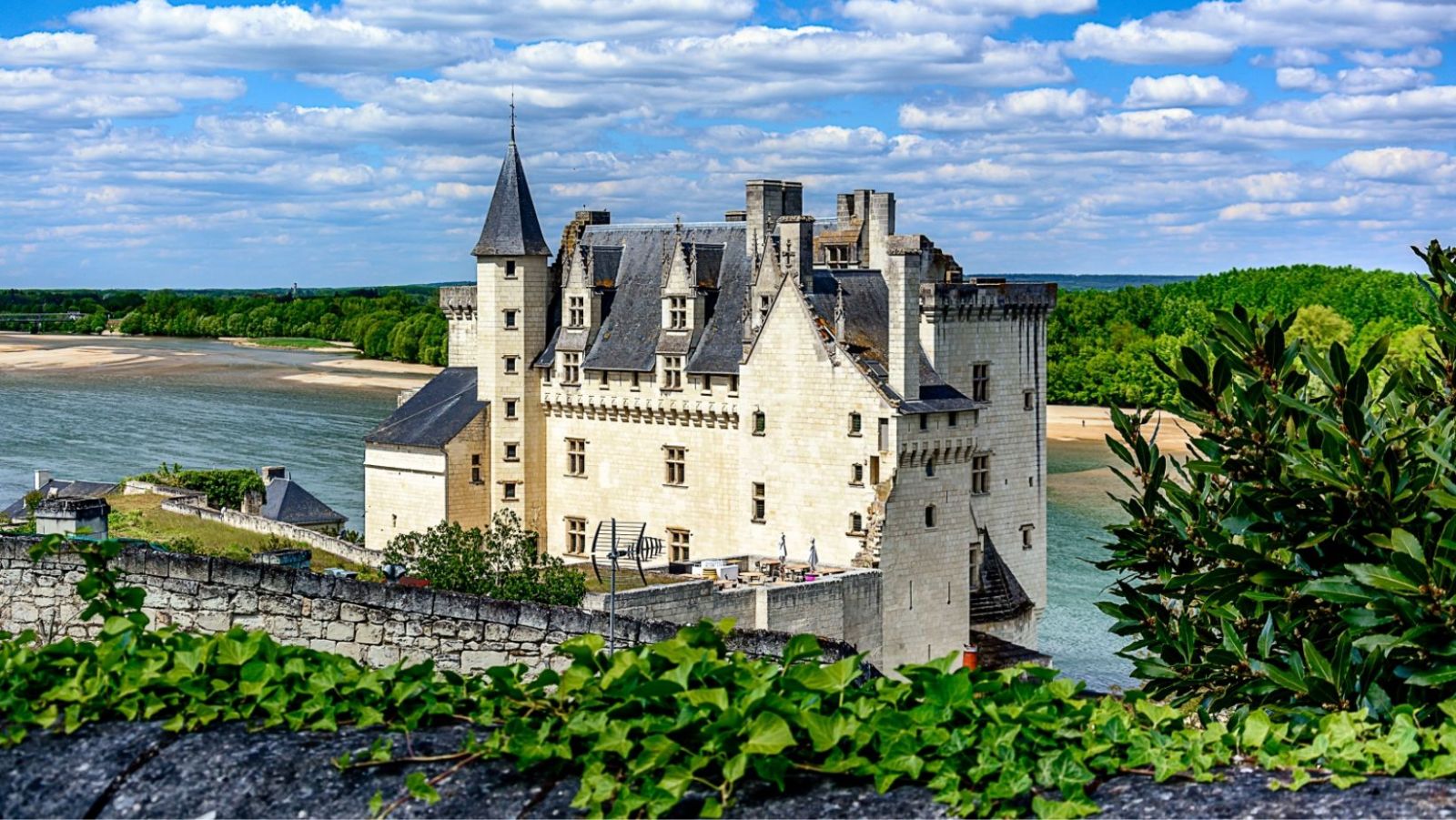Ce village ligérien aux 150 maisons de tuffeau blanc abrite l'un des plus beaux châteaux de la Loire