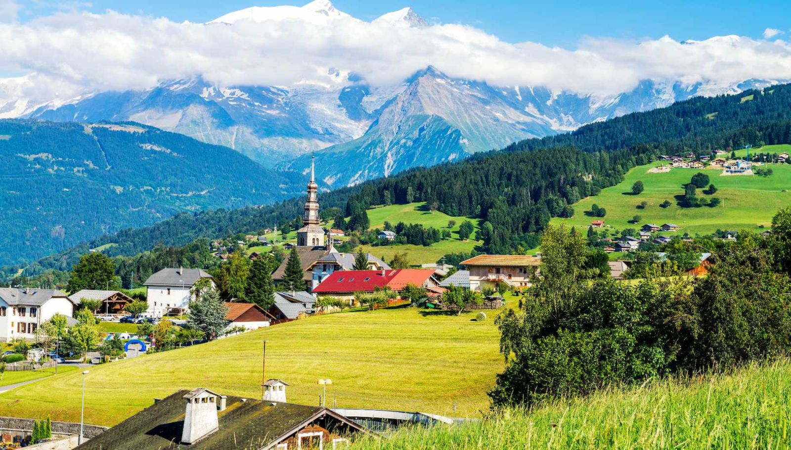 Ce village des Alpes françaises offre 100 km de pistes à explorer au pied du toit de l'Europe