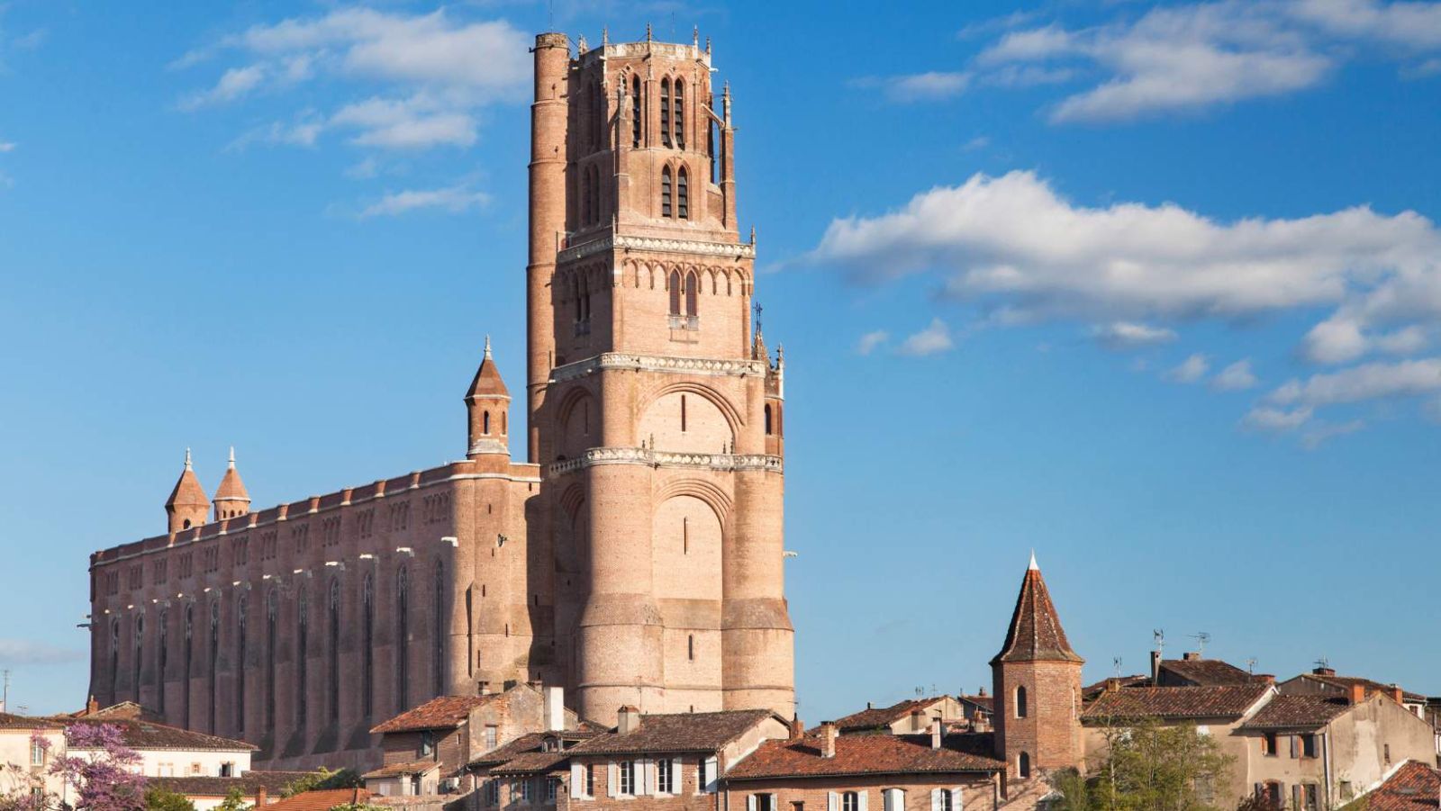 Cette cathédrale française est unique au monde : 78 000 m² de fresques à découvrir