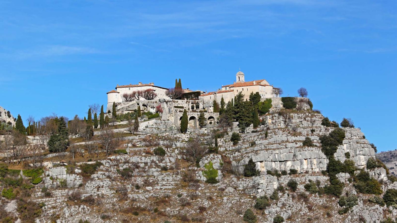 À 760 mètres d'altitude, ce village des Alpes-Maritimes offre les plus belles vues sur la Côte d'Azur