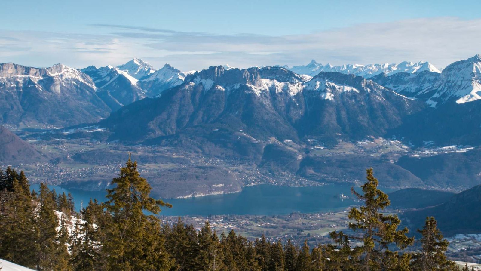 18 pistes de ski dont 53% pour débutants : le Semnoz, station familiale par excellence