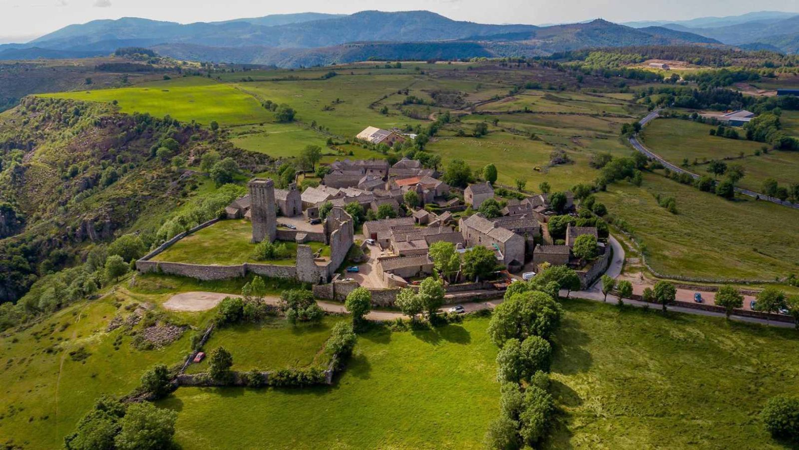 Ce village fortifié de 1120 a conservé 100% de son authenticité médiévale