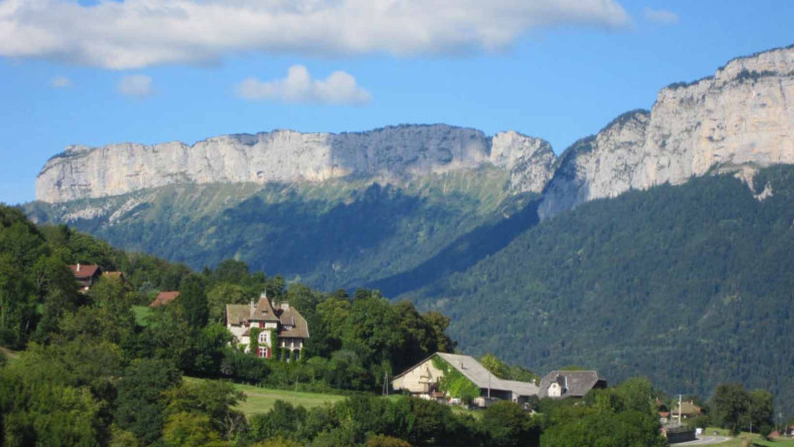 À 15 km d'Annecy, ce village alpin de 3460 habitants attire 60 nouveaux résidents chaque année