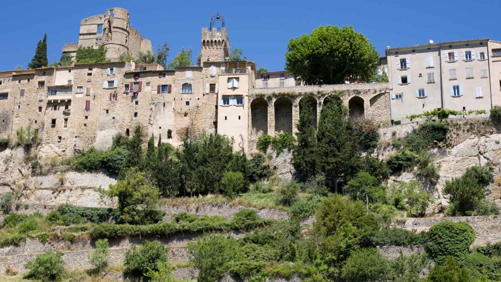 Ces 5 villages de la Drôme à 610 m d'altitude offrent 325 jours de soleil par an