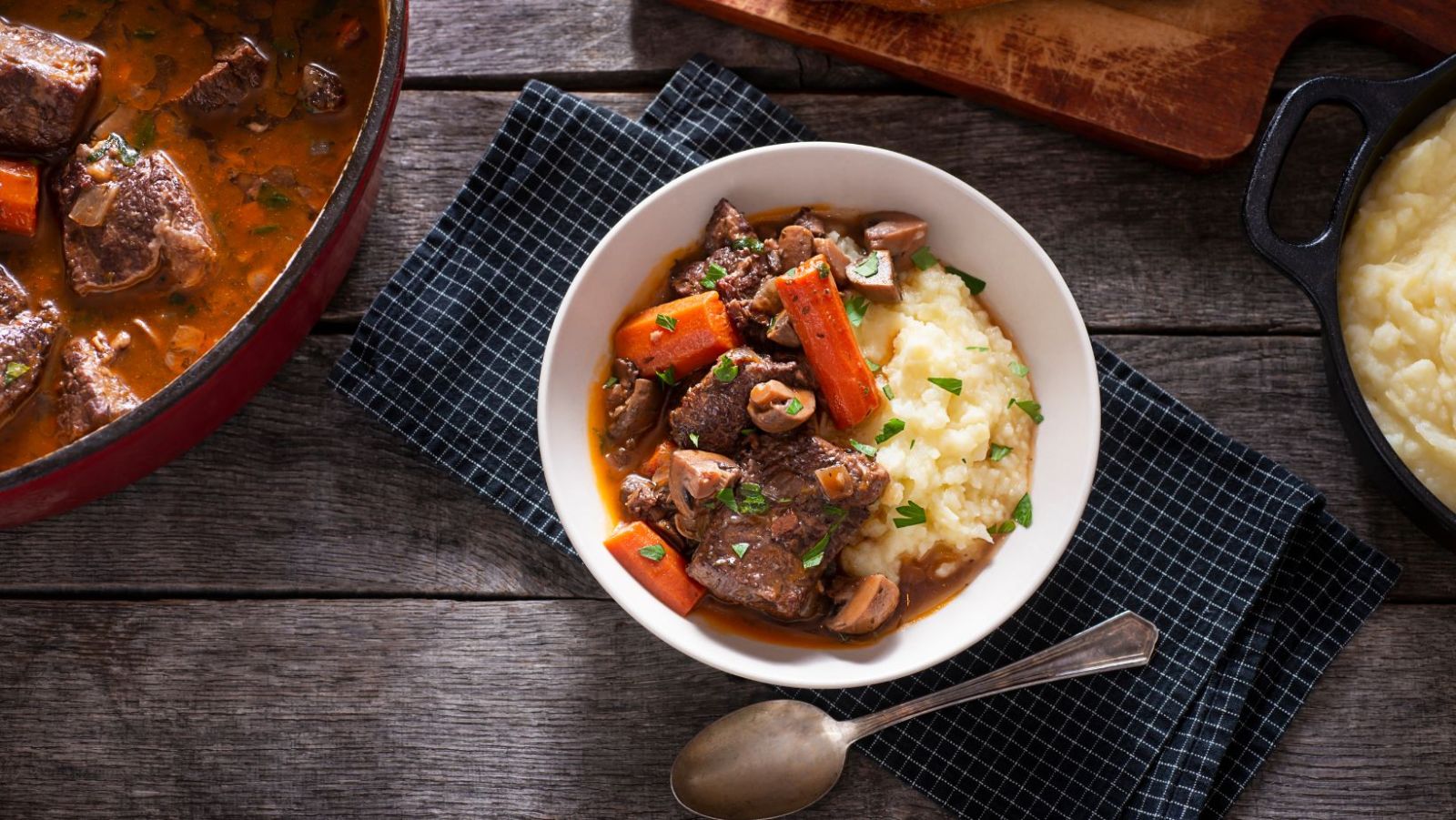 Bœuf bourguignon : la recette secrète mijotée 6 heures dans 3 villages médiévaux de Bourgogne Sud