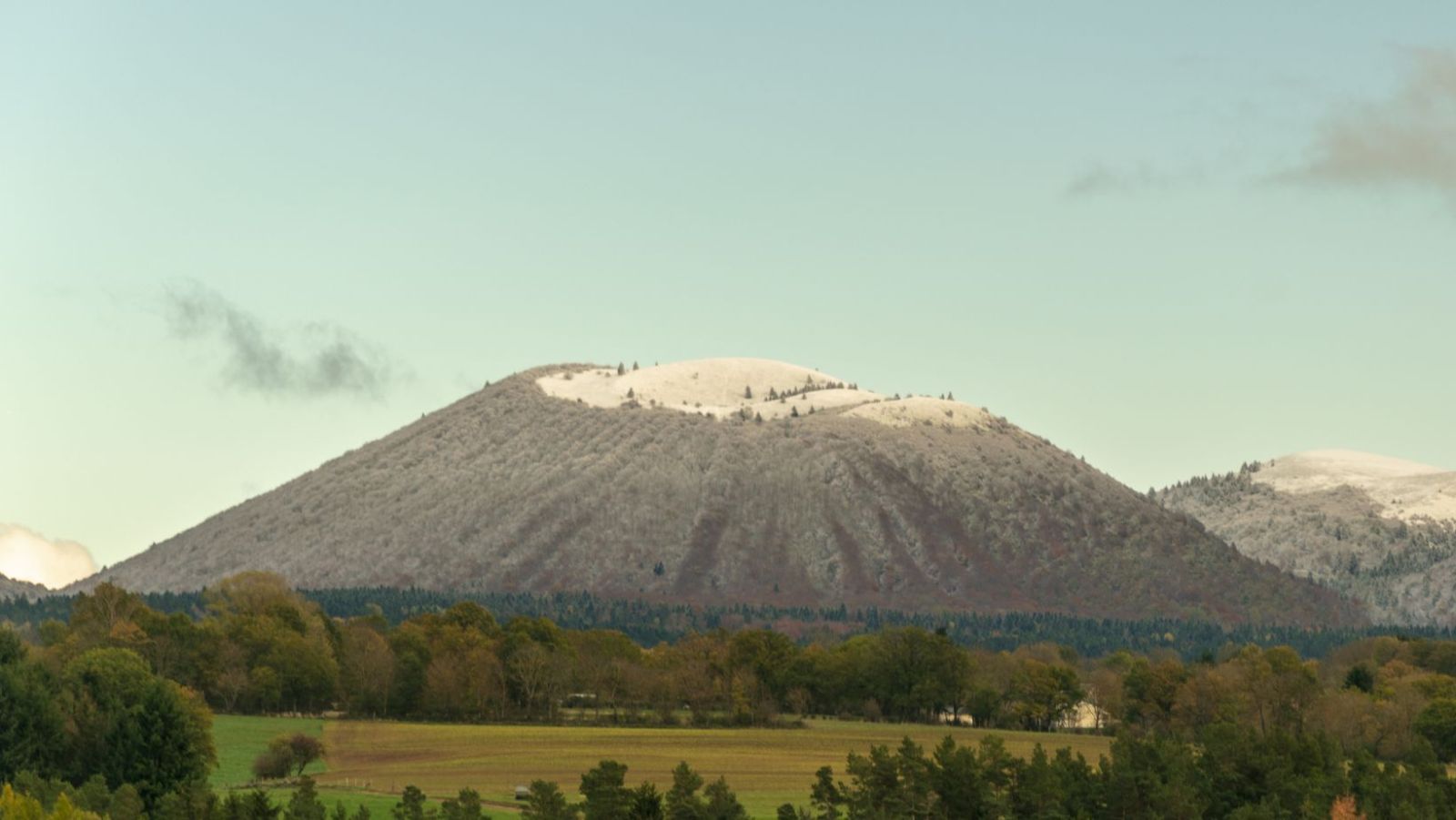 17 volcans endormis et 1286 km de pistes : l'Auvergne, paradis hivernal méconnu