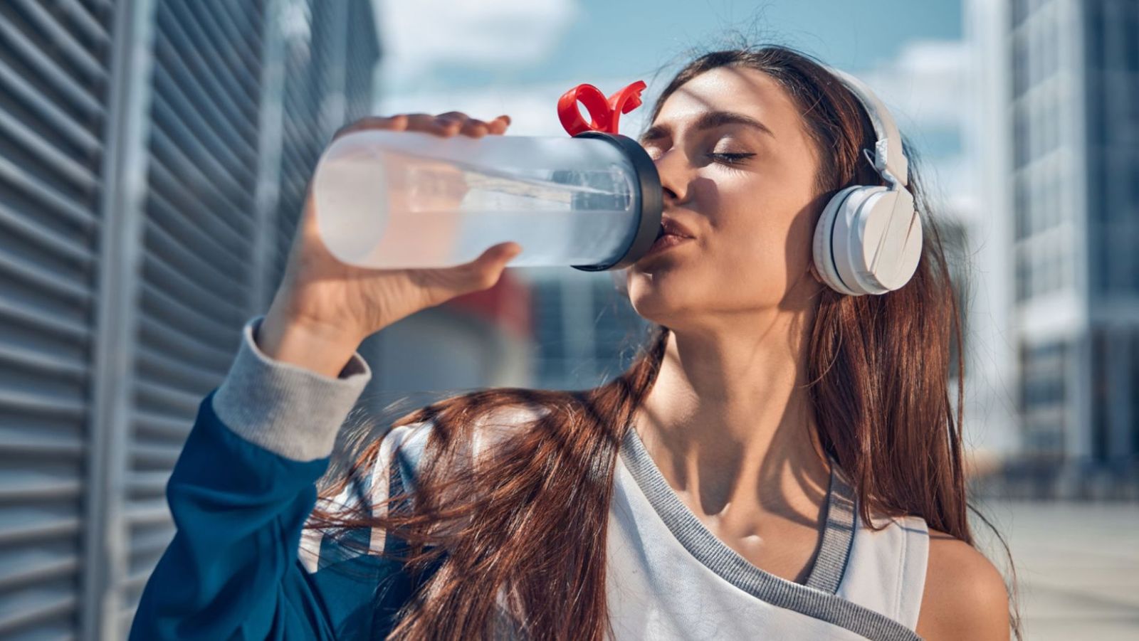 2 litres d'eau par jour pendant 30 jours : -50% de maux de tête et une peau éclatante