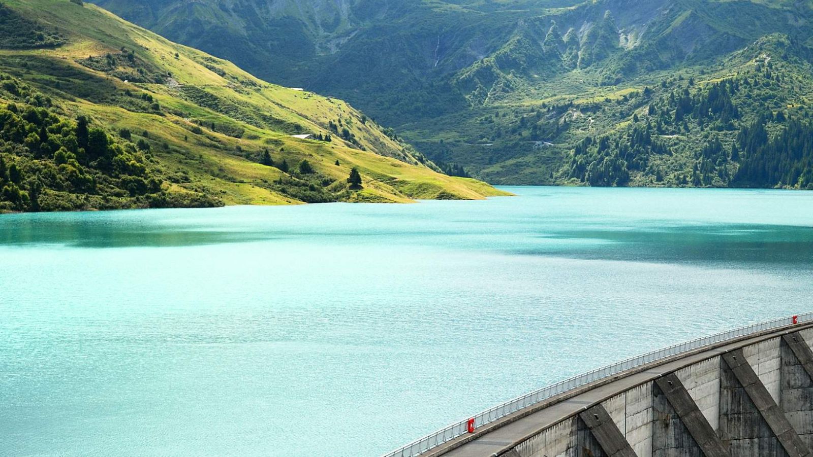 Balade, kayak, pêche... Ce lac est digne des fjords norvégiens à 2h de Lyon