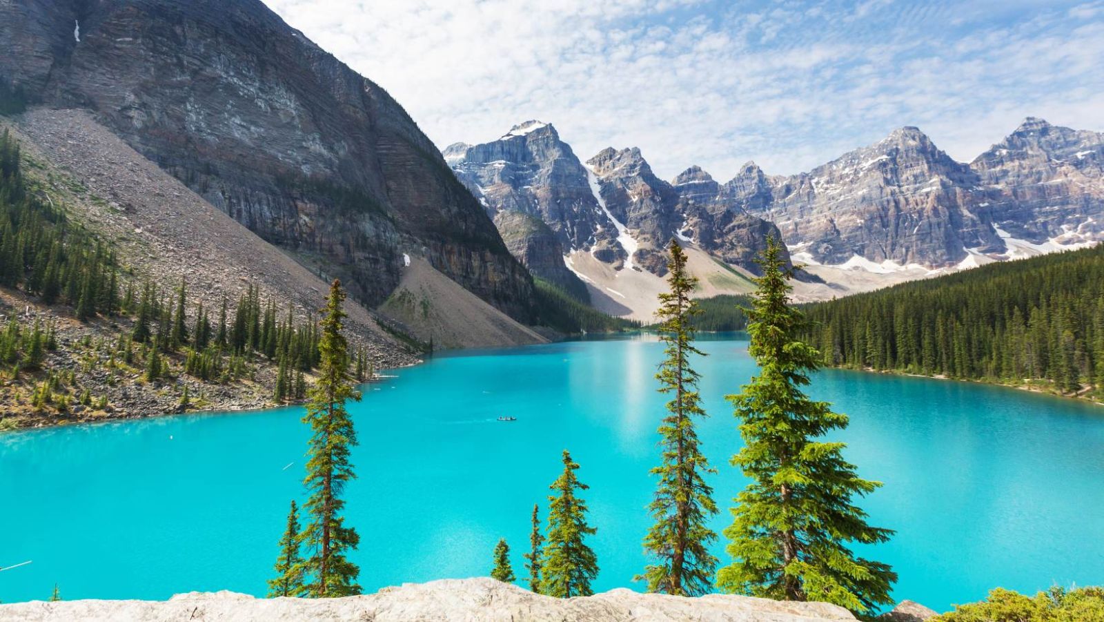 Ce lac canadien aux eaux turquoise est entouré de 10 sommets à plus de 3000m d'altitude