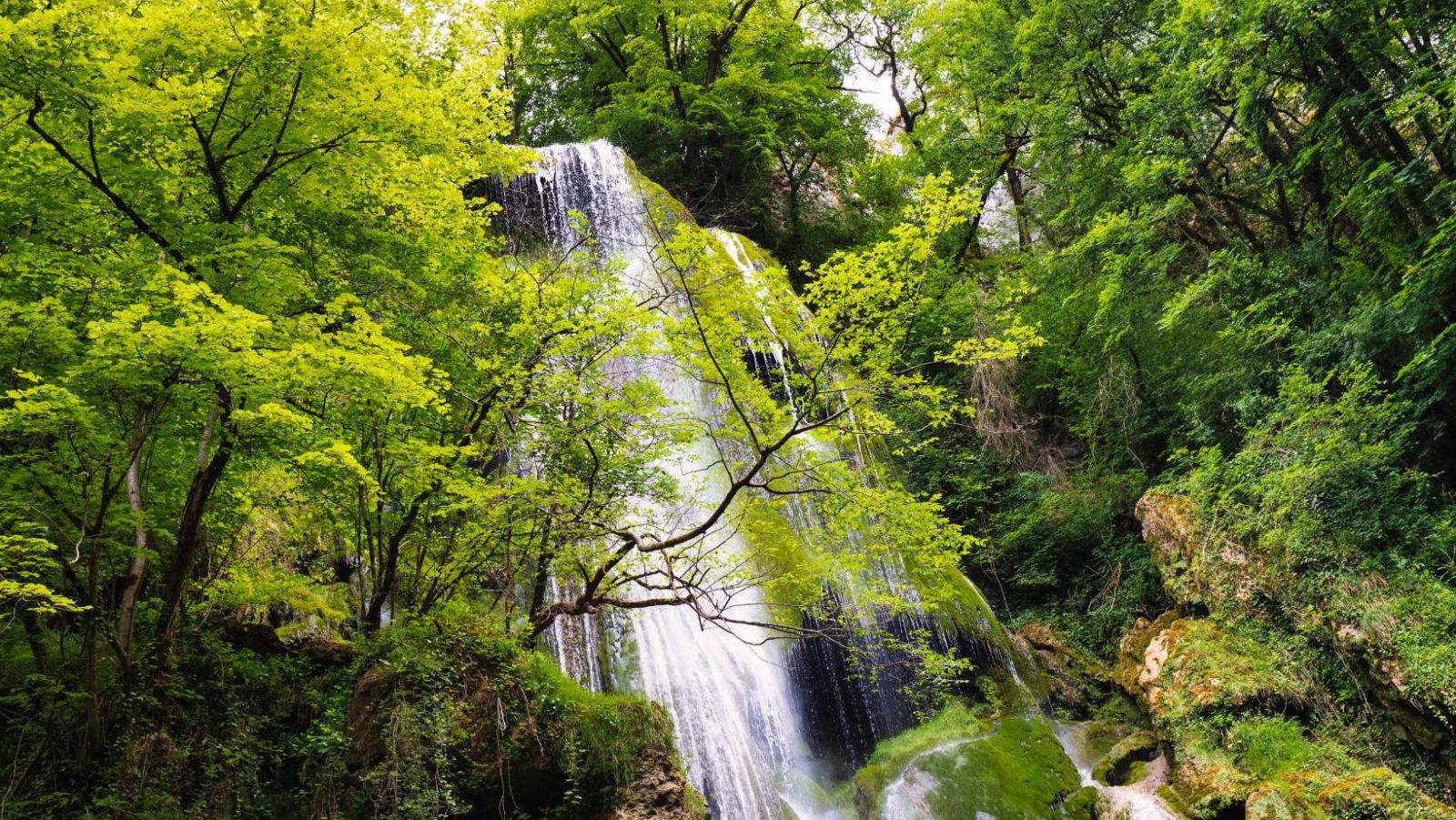 Cascade de 30m, châteaux, nature époustouflante : découvrez la perle quercynoise