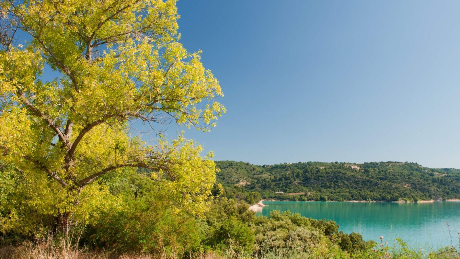 Ce lac secret près de Toulouse cache des eaux turquoise et des plages de rêve !