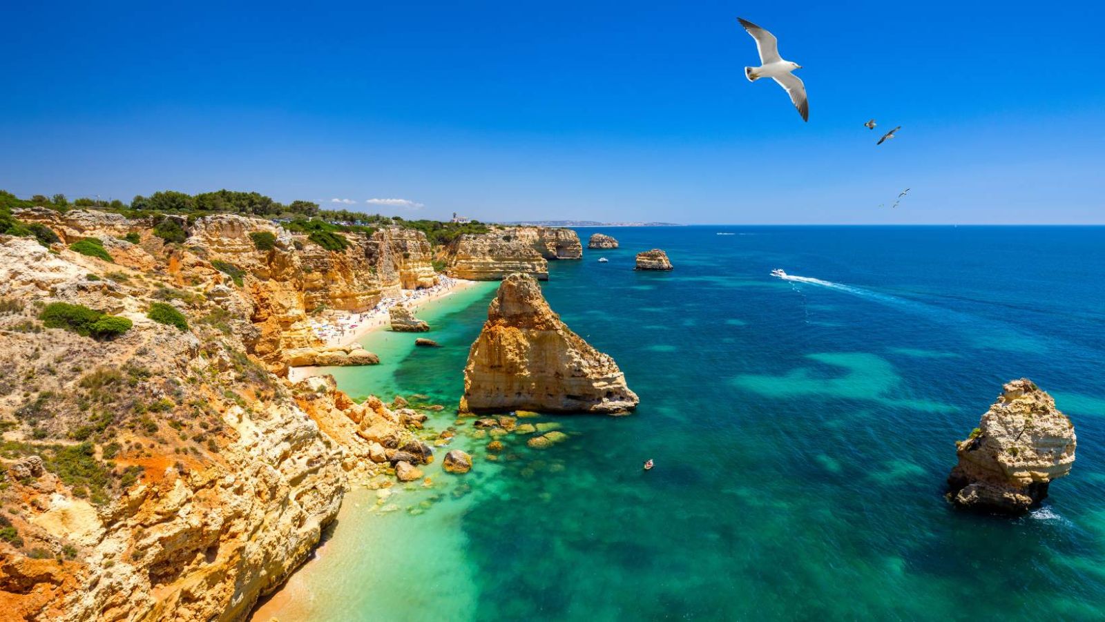 Cette plage portugaise cache des arches rocheuses dignes d'un décor de cinéma