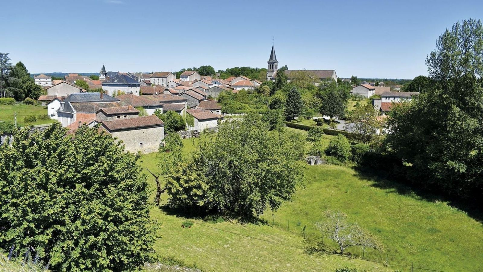 À mi-chemin entre Limoges et Périgueux, ce village révèle un mystère vieux de plusieurs siècles