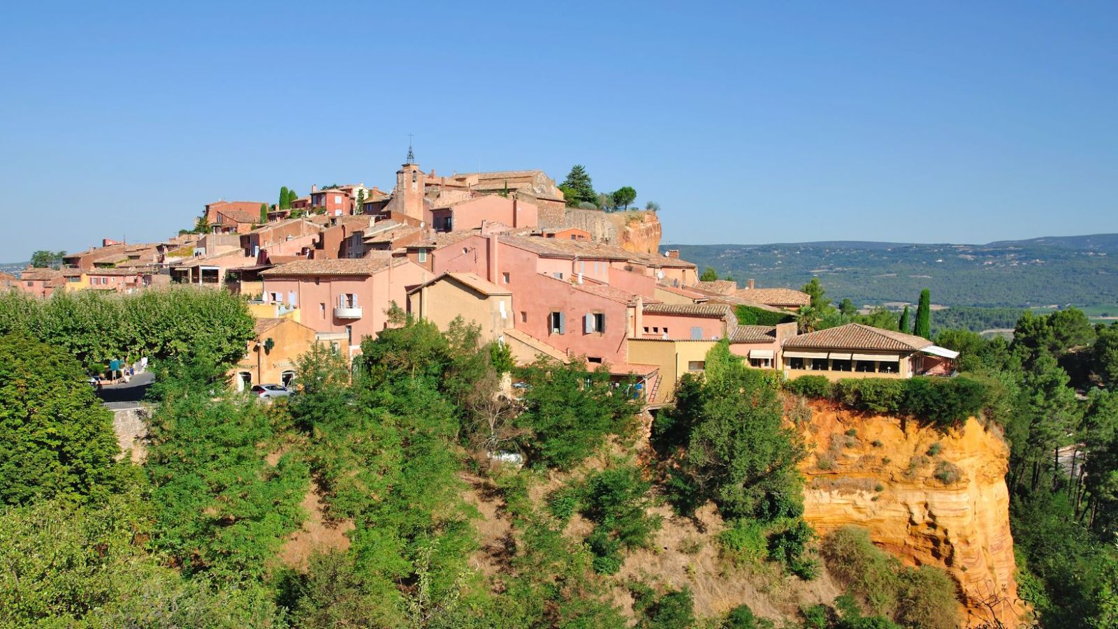 Visitez le village le plus coloré de France, niché au sommet d'une colline provençale