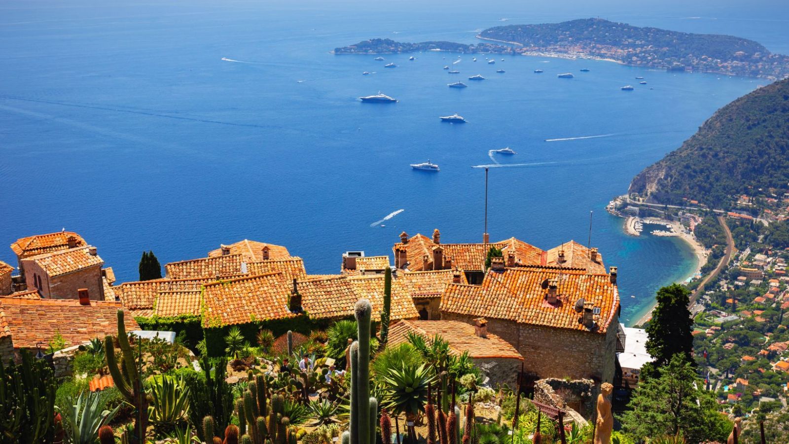 Ce village perché sur une falaise offre les plus belles vues de la Méditerranée !