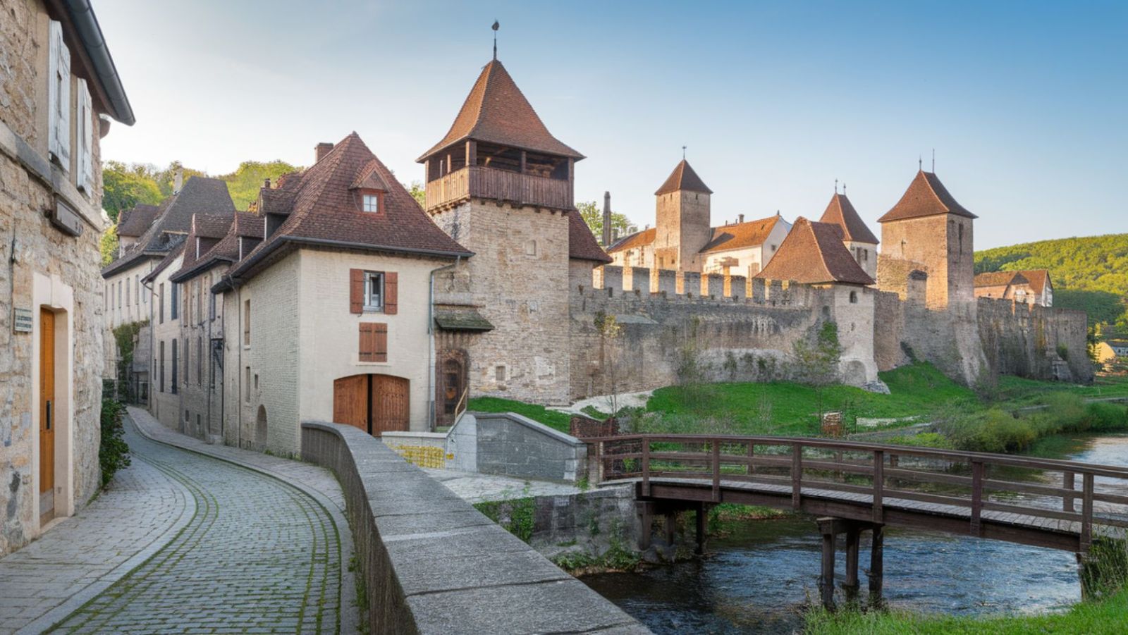 À 1h de Paris, cette cité médiévale de 1,5 km de remparts vous fait voyager 700 ans en arrière