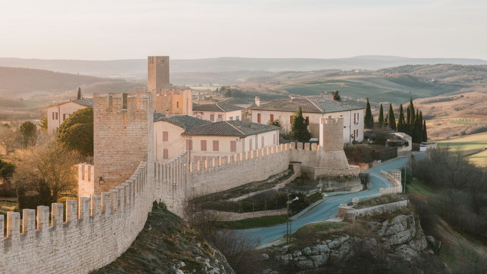 Ces murailles de 7 mètres de haut protègent l'un des plus petits villages UNESCO de France