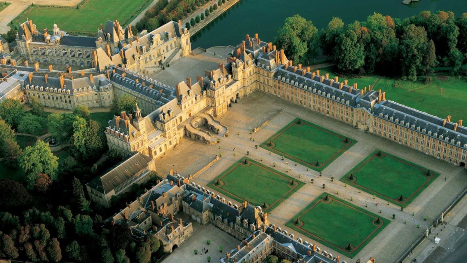 À 60 km de Paris, explorez les 1500 pièces du château préféré de Napoléon