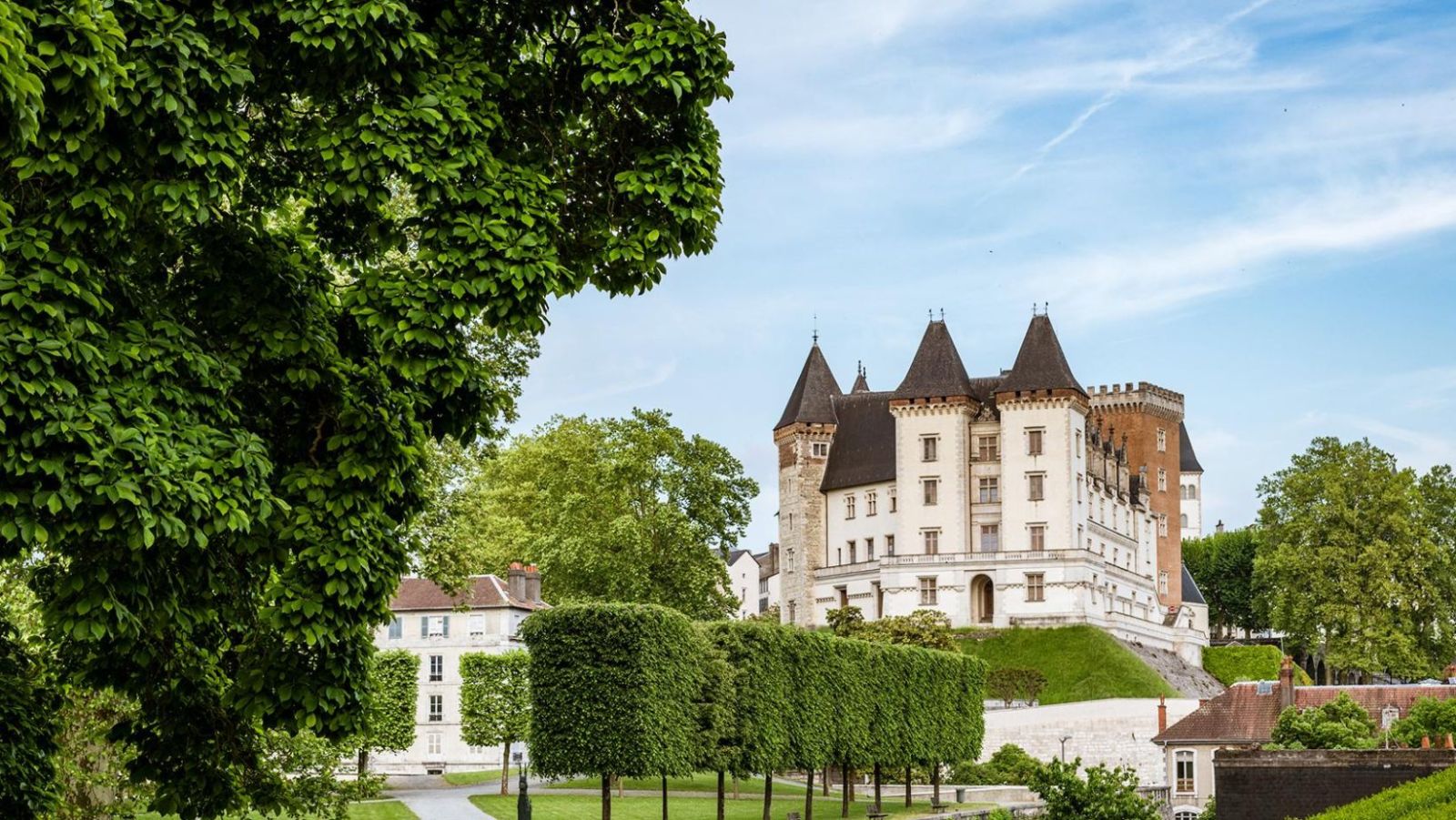 À 200m d'altitude, ce château royal conserve le plus ancien platane de France