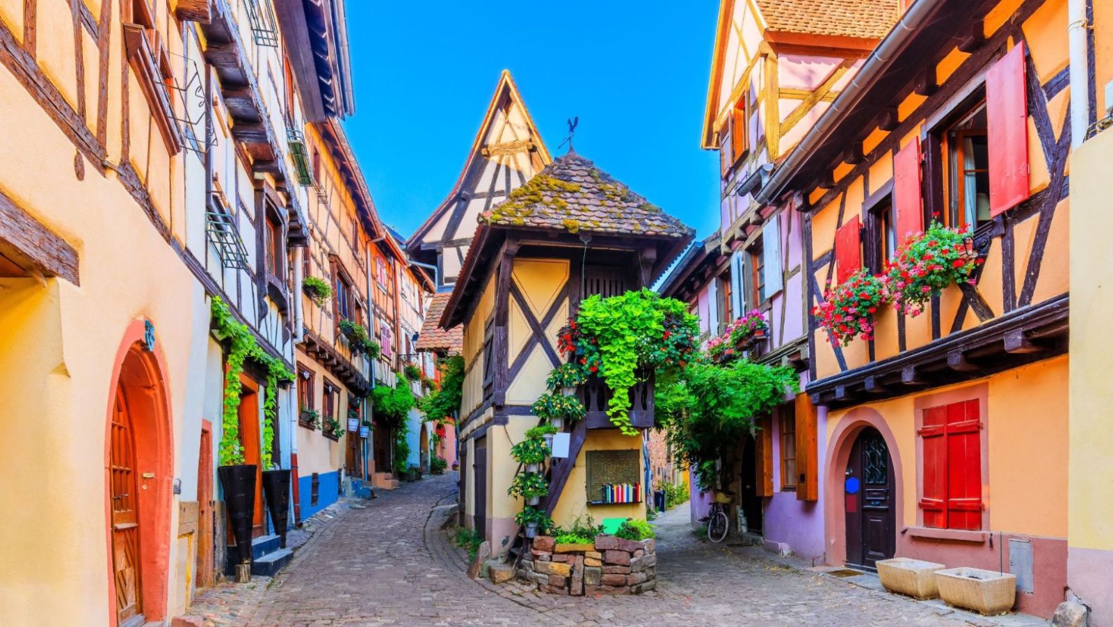 Flânez dans les ruelles colorées d'Eguisheim, l'un des 159 Plus Beaux Villages de France depuis 2003